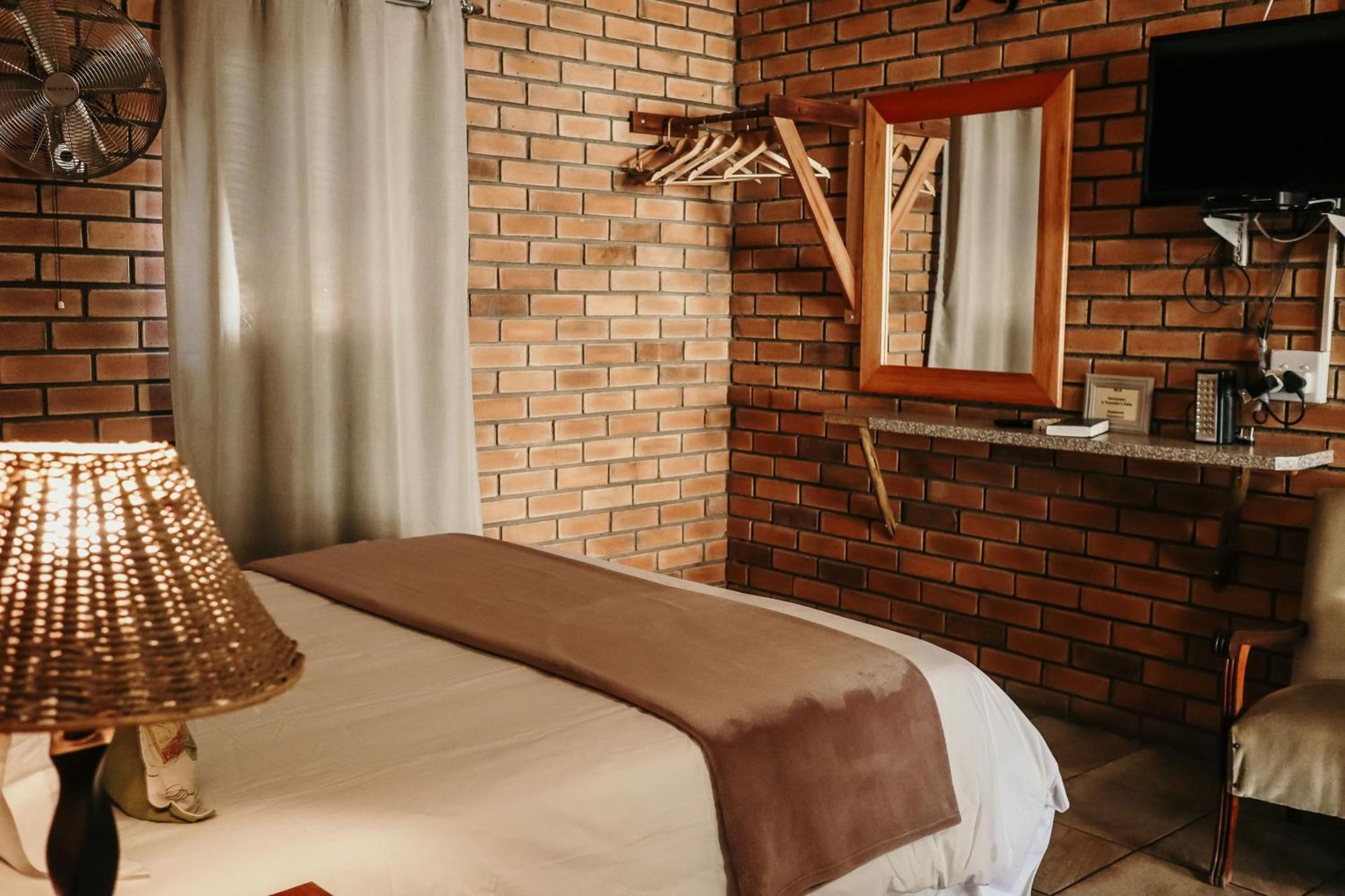 A Traveller'S Palm Hotel Phalaborwa Exterior photo